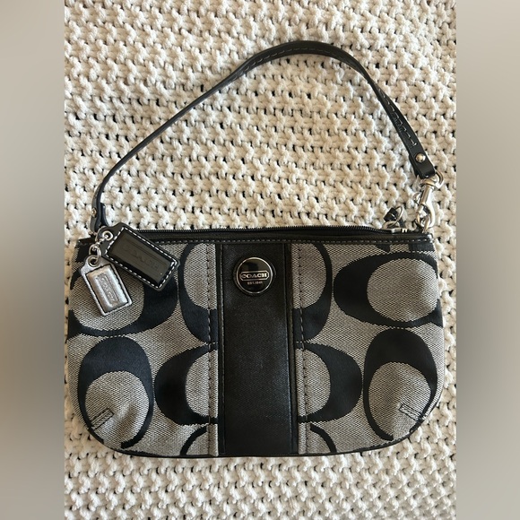 Coach Clutch - Picture 1 of 3